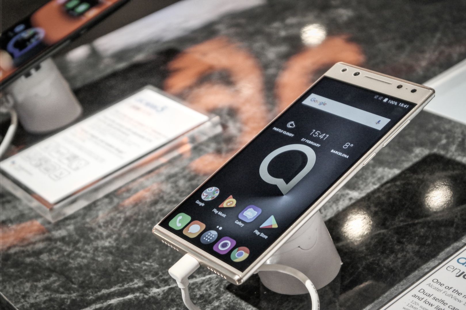 Alcatel 5, czyli bardzo nietypowy pomysł na małe ramki. Widziałem ten dziwaczny telefon na żywo 1