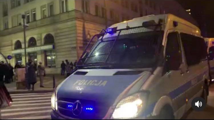 Matylda Damięcka uderzona przez policjanta
