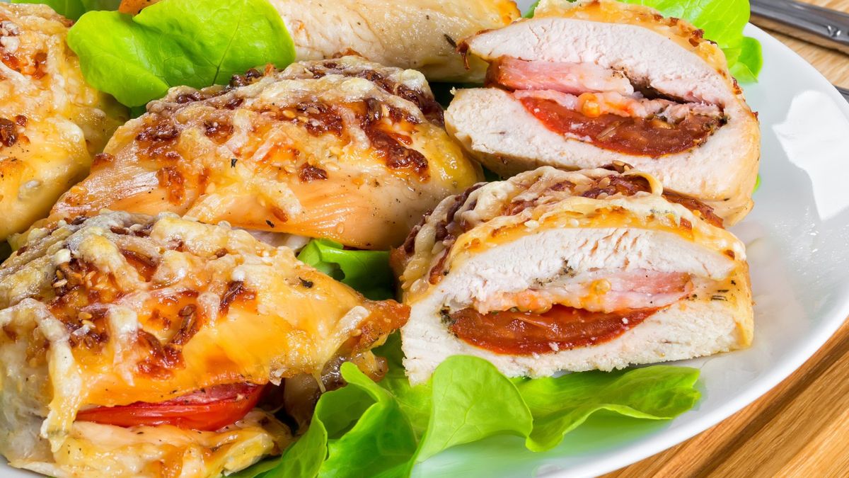 Faszerowana pierś z kurczaka to doskonała opcja na obiad