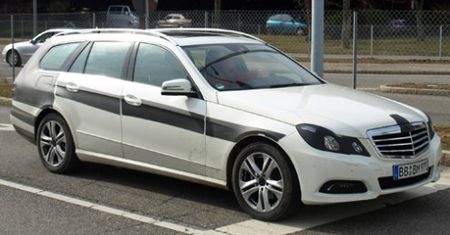 E klasa Estate przyłapany z lekkim makijażem