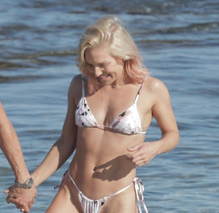 Brian Austin Green i Sharna Burgess trzymają się za ręce i całują, spędzając pierwsze dni nowego roku na Florydzie