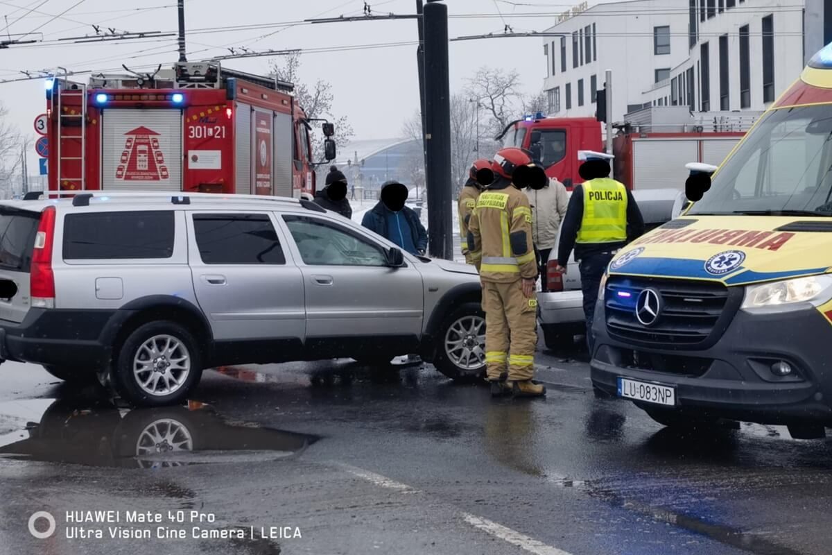 Zderzenie volvo z audi na skrzyżowaniu al. Unii Lubelskiej z ul. Zamojską w Lublinie