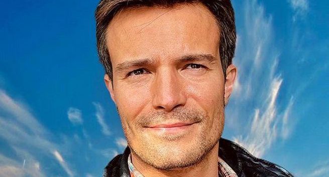 Pudelek na stronie głównej przeprasza Mikołaja Krawczyka za ingerowanie w jego prywatność