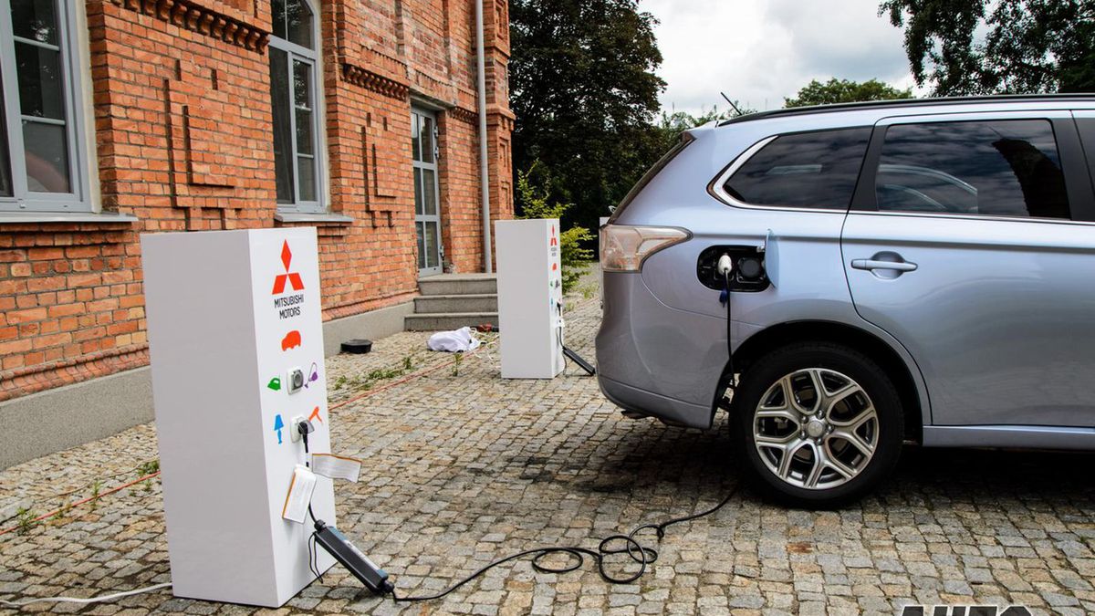 Podpięcie Mitsubishi do ładowania nie zajmuje długo, ale nie jest konieczne, by z niego korzystać