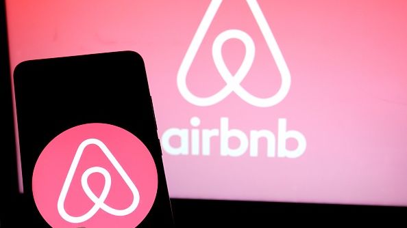 AirBnB posiada specjalny zespół, który ma zapewnić opiekę poszkodowanym osobom.