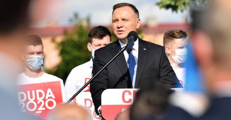 Dodatek solidarnościowy. Trzeba spełnić wiele warunków, by otrzymać 1400 zł miesięcznie