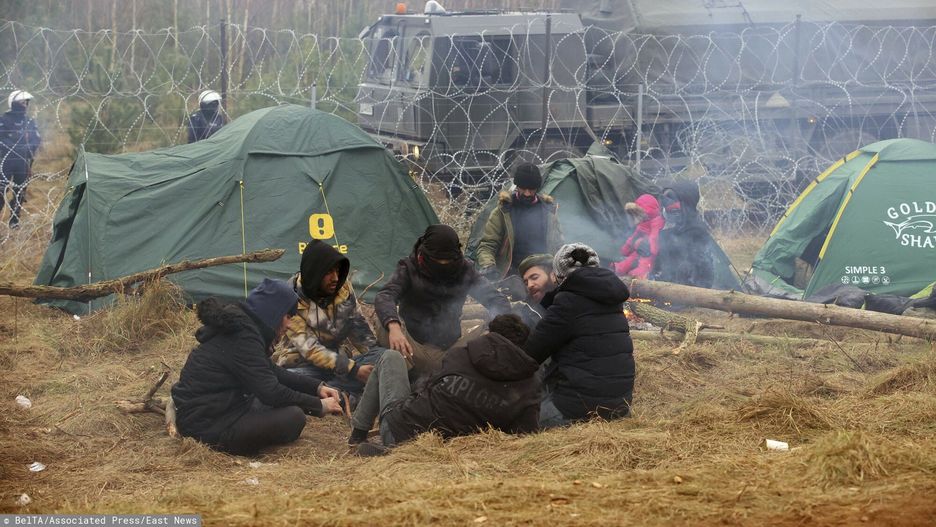 Bardzo napi?ta sytuacja na granicy polsko-bia?oruskiejMigrants from the Middle East and elsewhere warmup at the fire gathering at the Belarus-Poland border near Grodno, Belarus, Wednesday, Nov. 10, 2021. The German government says Chancellor Angela Merkel has asked Russian President Vladimir Putin to intervene with Belarus over the migrant situation on that country's border with Poland. Merkel spoke with Putin by phone on Wednesday. (Leonid Shcheglov/BelTA via AP)BelTA