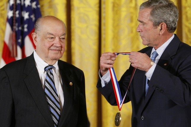 Paul Baran otrzymuje od amerykańskiego prezydenta National Medal of Technology