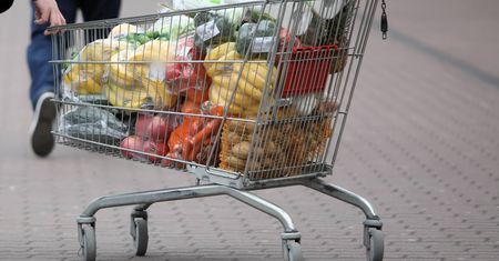 Media: Czesi "szturmują" polskie sklepy i stacje benzynowe