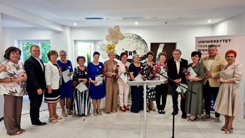 Zakończenie roku akademickiego UTW w Szamocinie. Prezes podziękowała słuchaczom za zaangażowanie