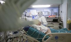 Dusił pacjenta, innym śpiewał żałobne pieśni. Pielęgniarz w areszcie