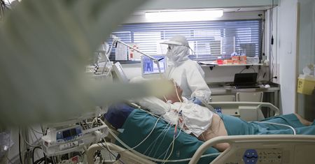 Dusił pacjenta, innym śpiewał żałobne pieśni. Pielęgniarz w areszcie