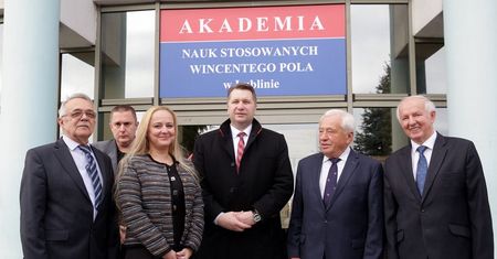 Uczelnia już nie chce od wszystkich studentów certyfikatu covid. Kto będzie musiał okazać dokument?