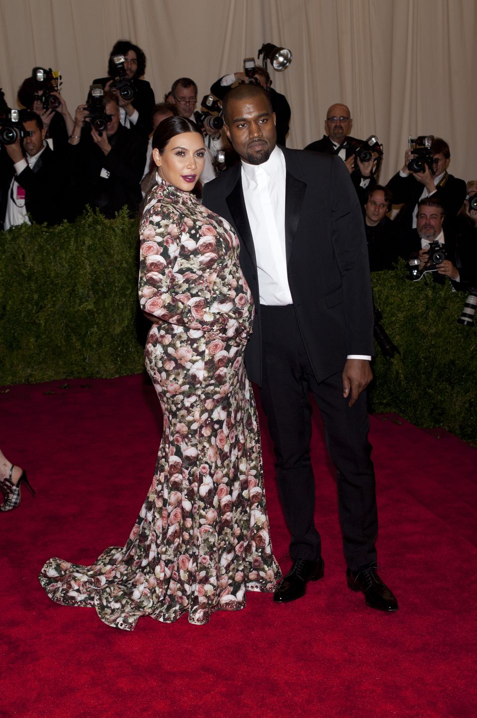 Ciężarna Kim Kardashian w sukni przypominającej kanapę