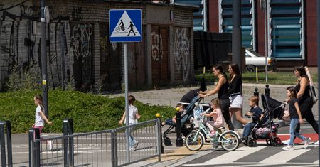 Co znaczy "opieka nad dzieckiem"? Konkolewski wskazuje palcem rodziców