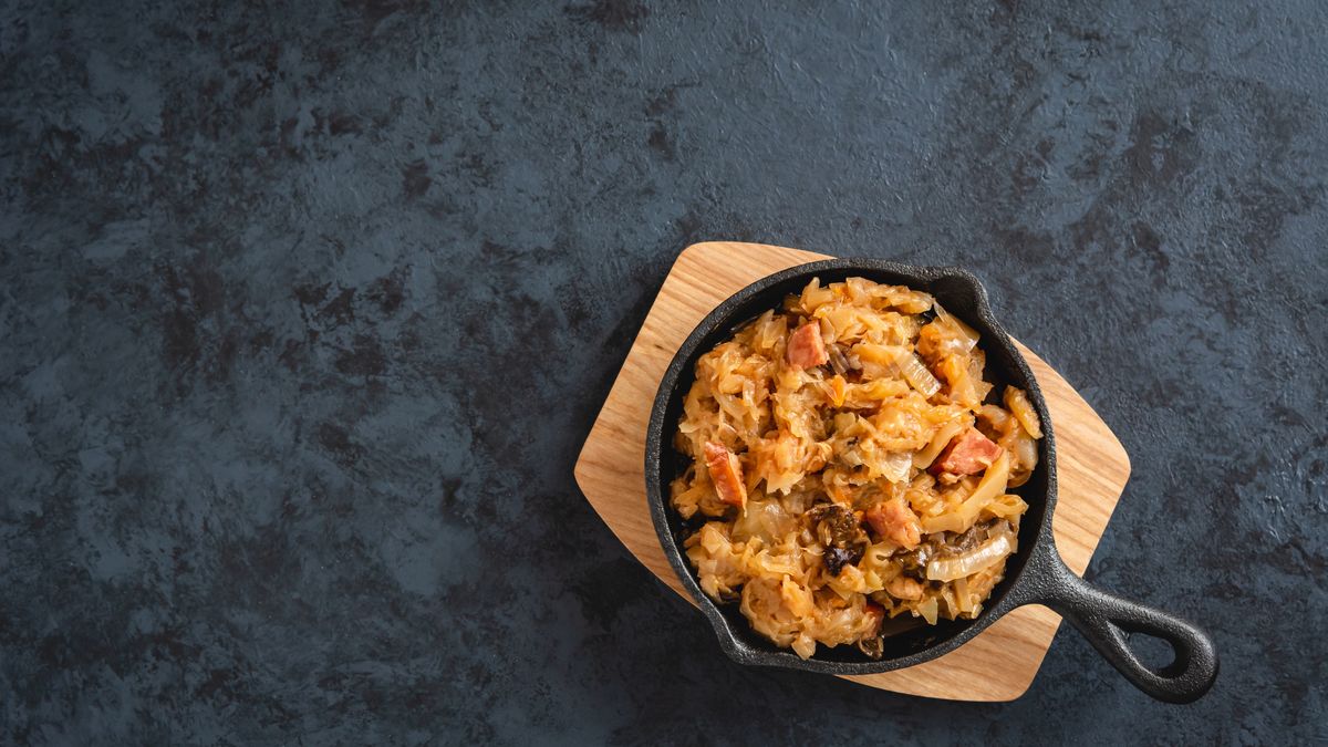 Bigos z białej kapusty z kiełbasą