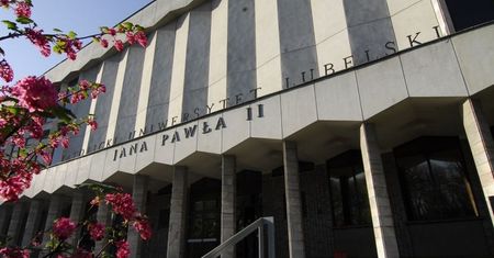 Kierunek lekarski na katolickiej uczelni. Wśród zajęć: Biblia