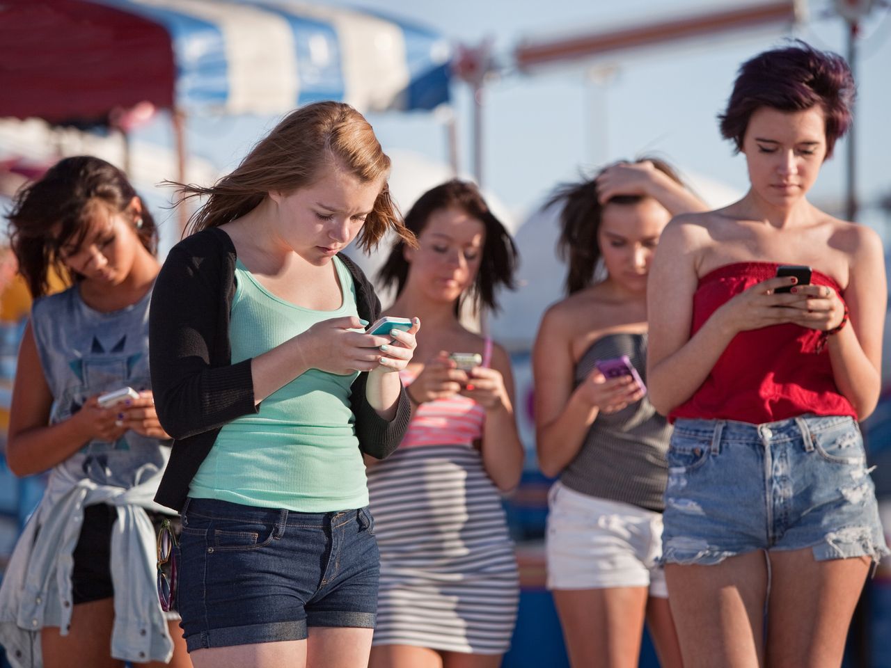 Francja zakazuje smartfonów w szkołach. Nie będzie można korzystać nawet na przerwach