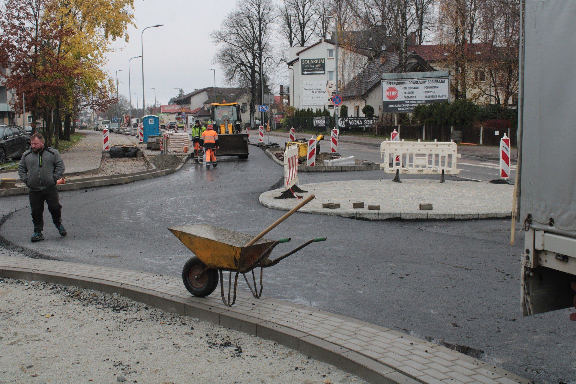 Prace na ulicy Zwycięstwa na osiedlu Rokosowo w Koszalinie