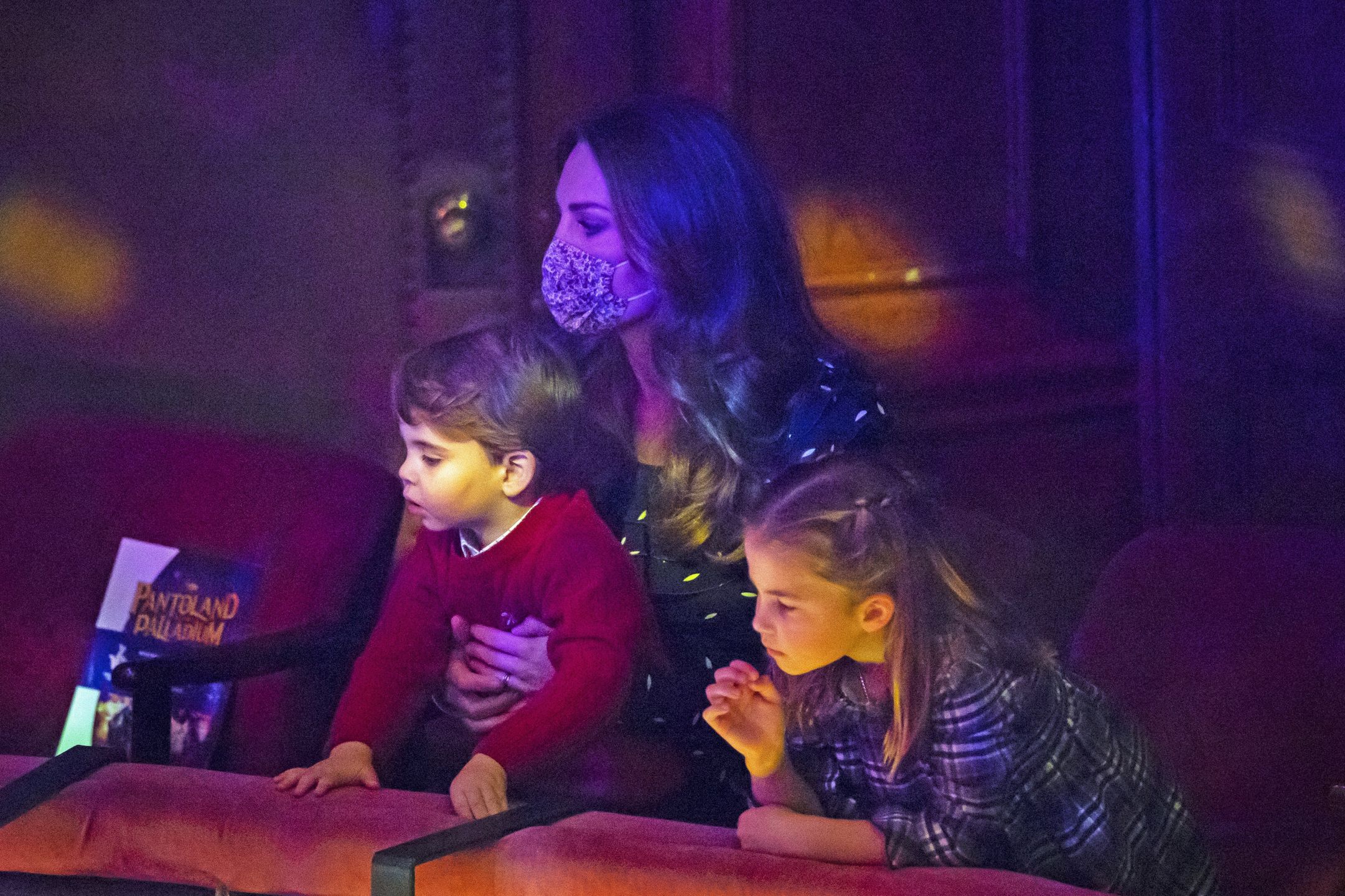 Książę William i księżna Kate z dziećmi - Georgem, Charlotte i Louisem w teatrze