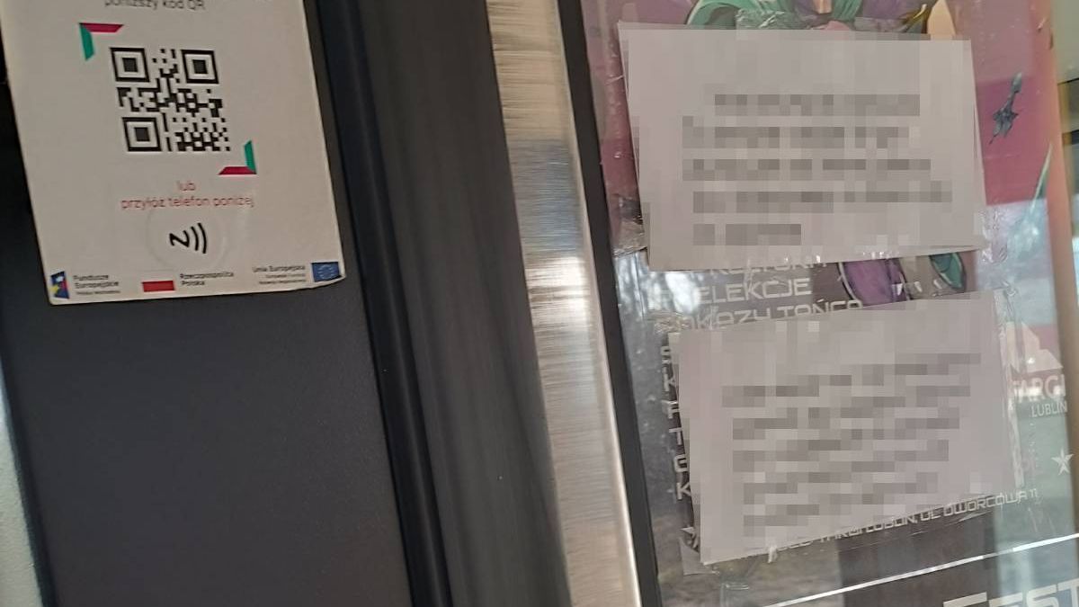 Kartki z informacją do pasażerów w miejskim autobusie