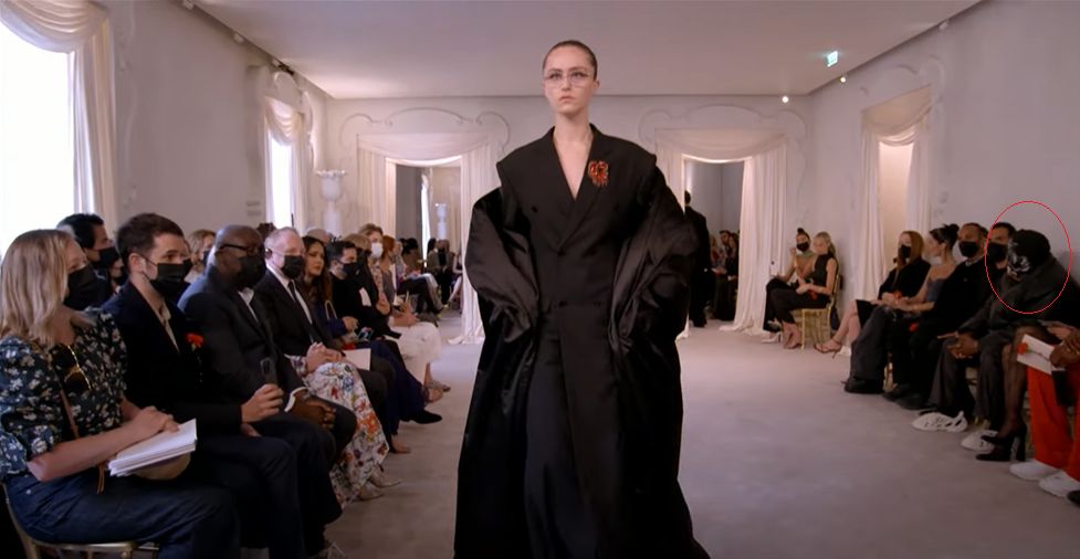 Kanye West w worku na głowie na pokazie Balenciaga