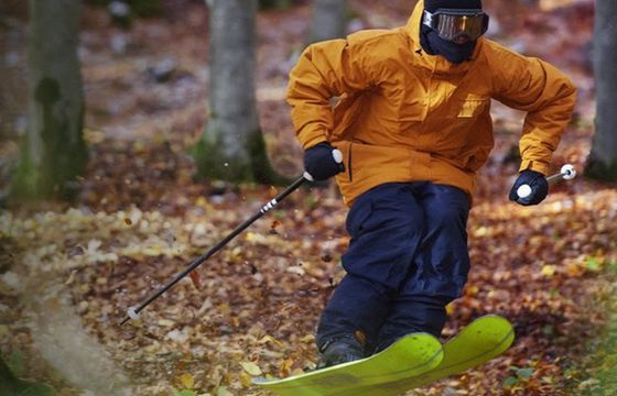 Narciarski zjazd bez śniegu reklamuje Audi Quattro (wideo)