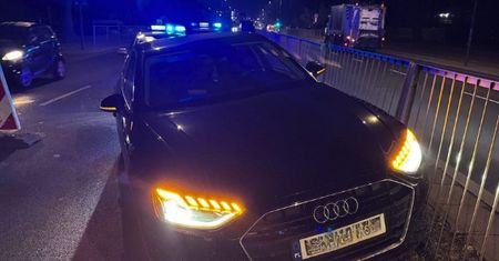Warszawa: Kierowca pod wpływem kokainy uderzył w barierki. W aucie miał kolejne narkotyki