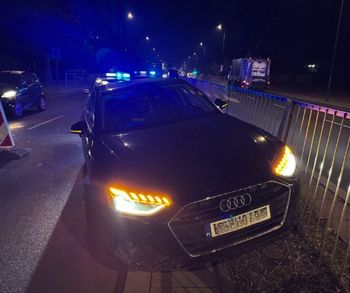 Warszawa: Kierowca pod wpływem kokainy uderzył w barierki. W aucie miał kolejne narkotyki
