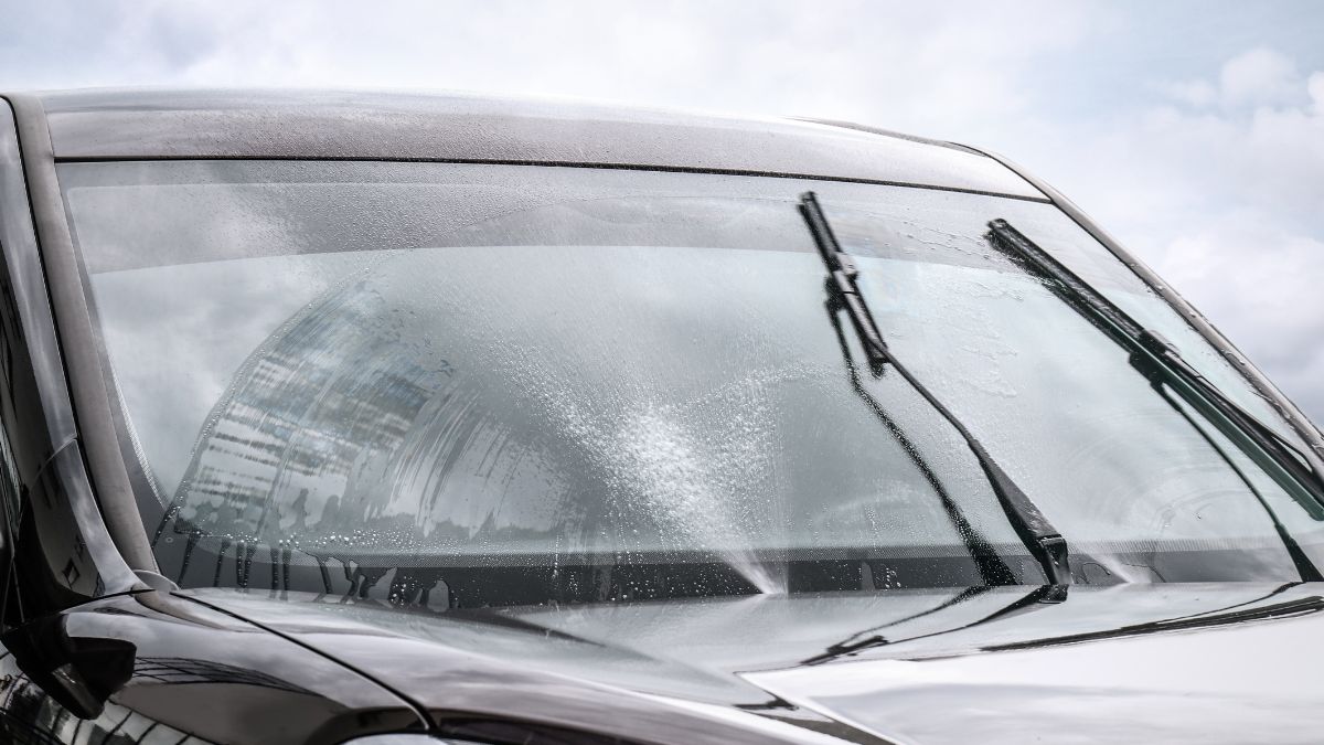 Jak rozwiązać problem piszczących wycieraczek?