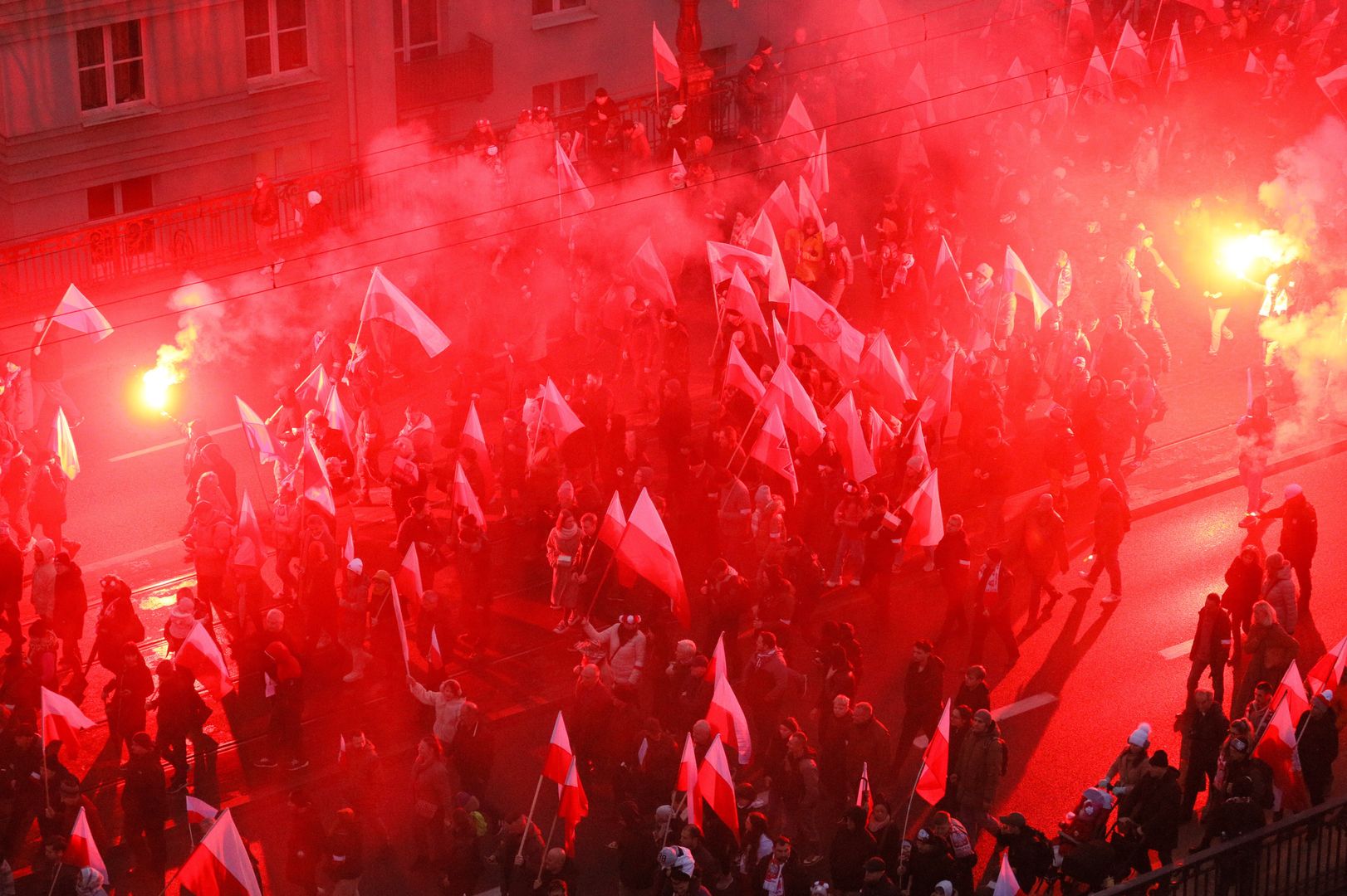 Warszawa, 11.11.2023. Uczestnicy Marszu Niepodległości na Moście Poniatowskiego w Warszawie, 11 bm. Tegoroczny przemarsz idzie pod hasłem "Jeszcze Polska nie zginęła". Wydarzenie zakończy się na błoniach Stadionu Narodowego. Manifestację, która od lat przechodzi ulicami Warszawy w rocznicę odzyskania przez Polskę niepodległości, od 2011 roku organizuje stowarzyszenie Marsz Niepodległości. (mr) PAP/Paweł Supernak