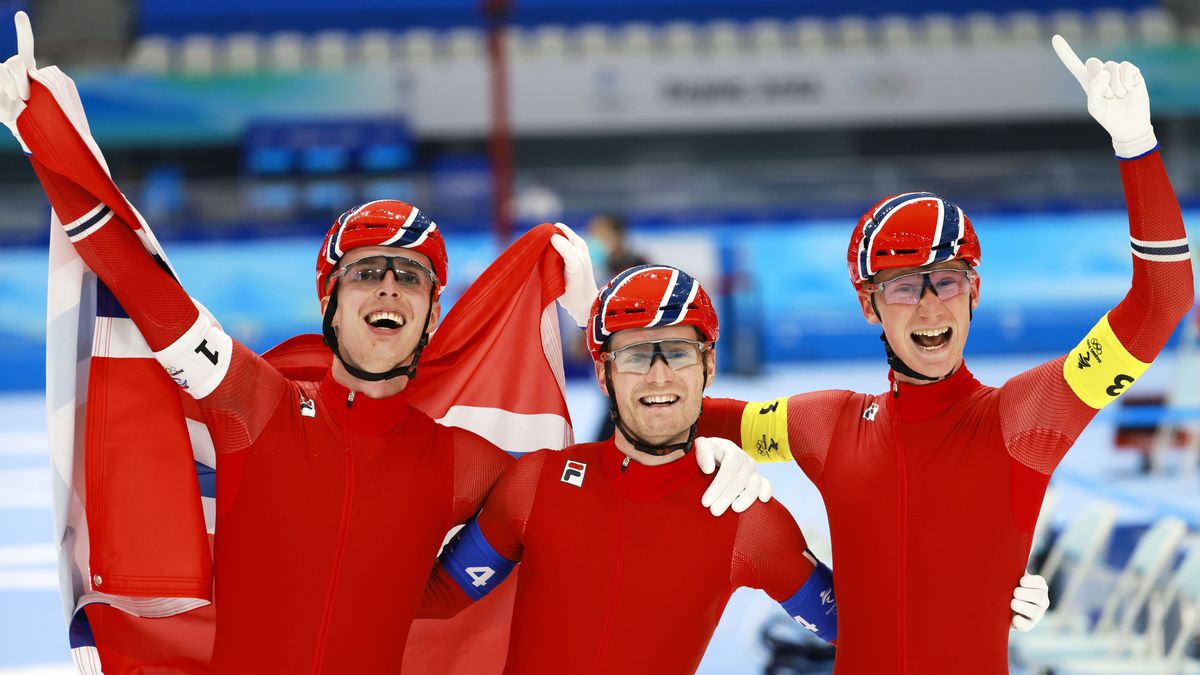 epa09758033 (from L) Hallgeir Engebraaten, Sverre Lunde Pedersen and Peder Kongshaug of Norway celebrate after winning the Men's Speed Skating Team Pursuit final at the Beijing 2022 Olympic Games, Beijing, China, 15 February 2022.  EPA/ALEX PLAVEVSKI Dostawca: PAP/EPA.