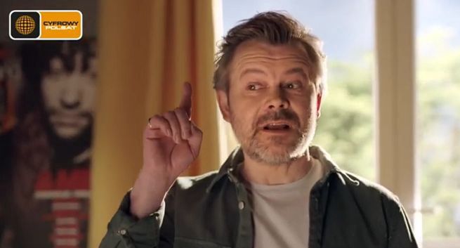 Jacek Braciak w nowym spocie promuje dodawanie pakietów sportowych i filmowych w Cyfrowym Polsacie