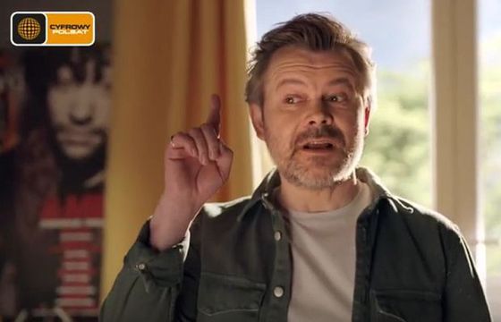Jacek Braciak w nowym spocie promuje dodawanie pakietów sportowych i filmowych w Cyfrowym Polsacie