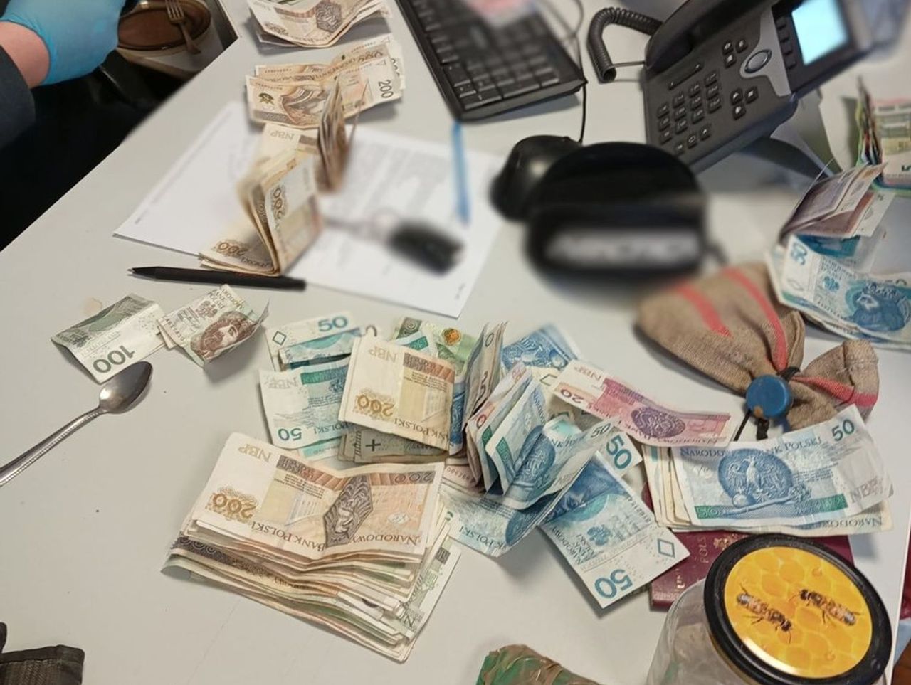 Giżycko: Policja znajduje 5 kg narkotyków w mieszkaniu dilera