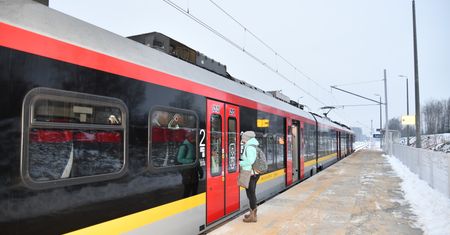 Maski w pociągach PKP. Konduktorka: Policja i tak nie przyjedzie