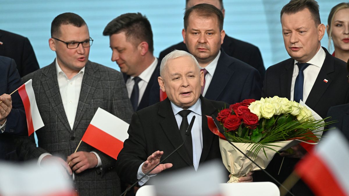 Warszawa, 07.04.2024. Wybory samorządowe 2024. Prezes PiS Jarosław Kaczyński (C) przemawia w siedzibie Prawa i Sprawiedliwości przy ul. Nowogrodzkiej w Warszawie, 7 bm. Zakończyły się wybory samorządowe. (jm) PAP/Radek Pietruszka