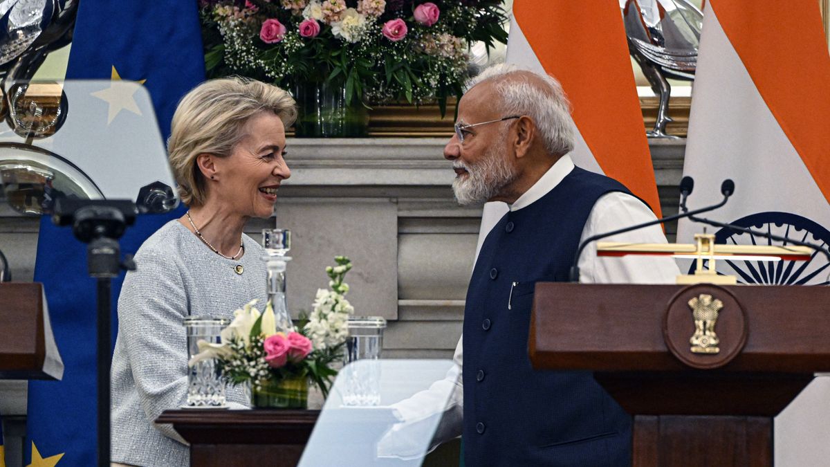 Ursula von der Leyen, president of the European Commission, left, and Narendra Modi, India's prime minister, during a news conference in New Delhi, India, on Friday, Feb. 28, 2025. India and the European Union will try to seal a trade deal during this year, Von der Leyen said today. Photographer: Prakash Singh/Bloomberg via Getty Images
