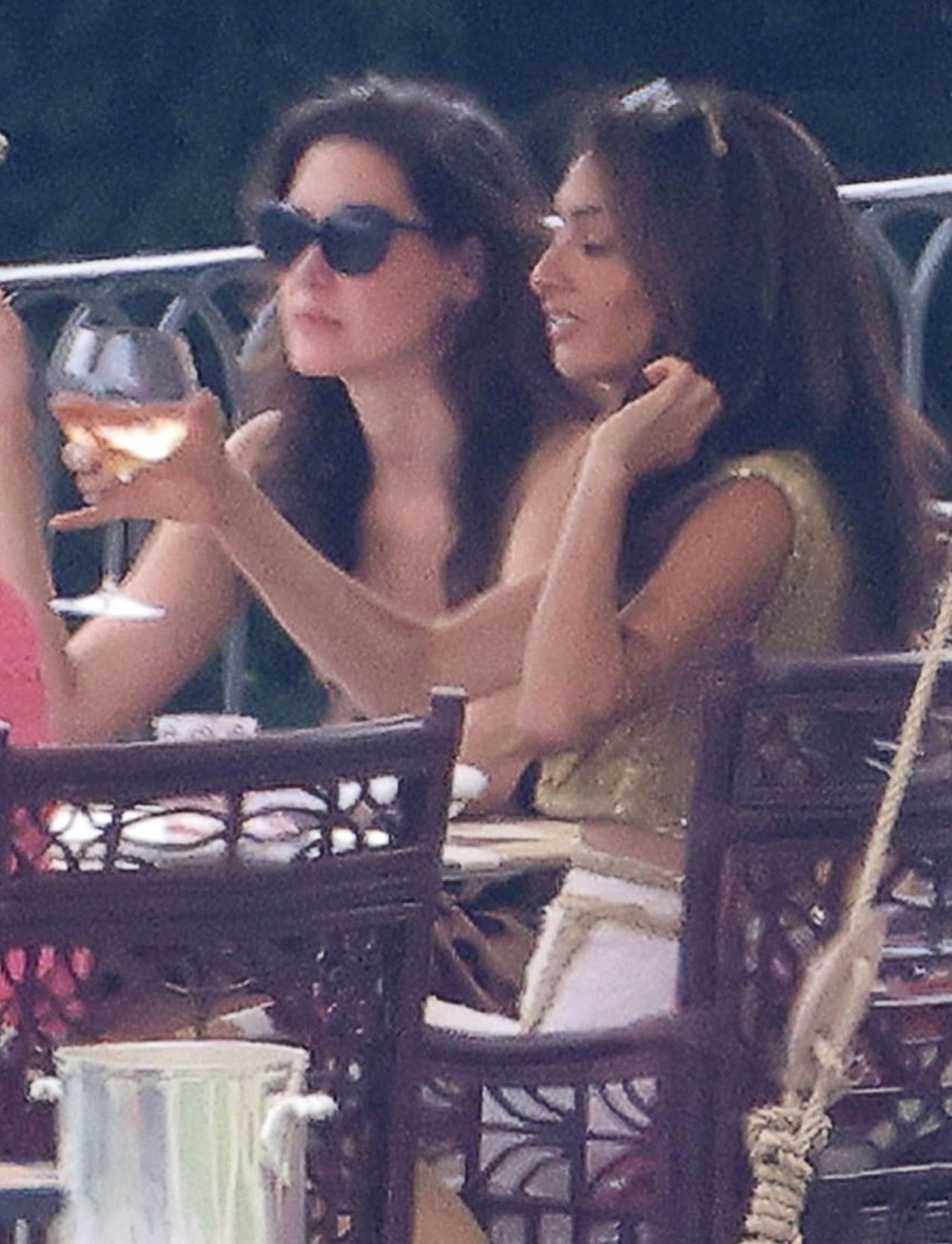 Amal Clooney entspannt sich mit Freundinnen am Comer See.