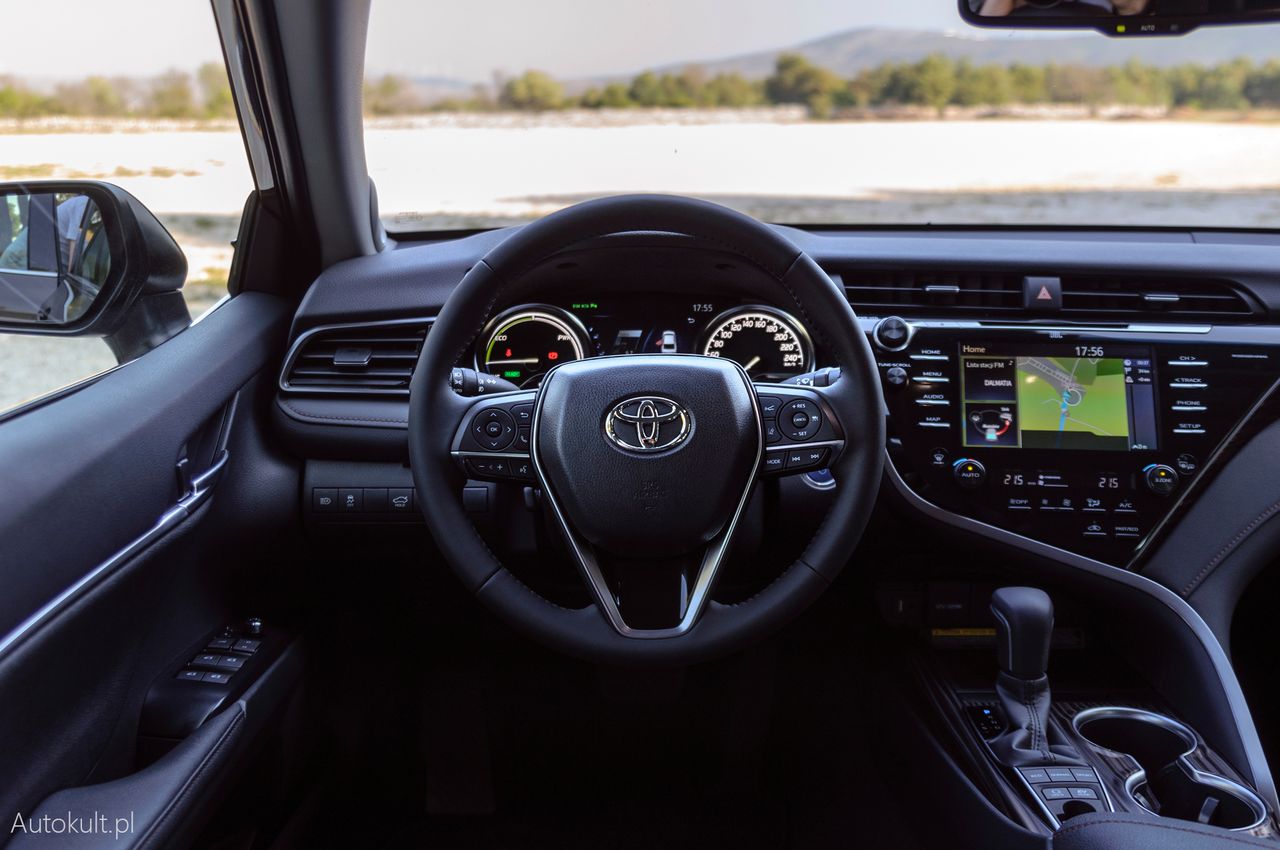 Nowa Toyota Camry (2019) - wnętrze