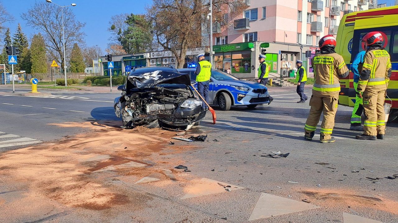 Wypadek na skrzyżowaniu w Puławach. Dwie osoby trafiły do szpitala