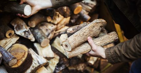 Ile można trzymać drewno opałowe? Właściciele domów często się mylą