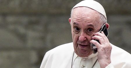 Papież odebrał tajemniczy telefon. Pierwsza taka sytuacja w historii. Watykan milczy