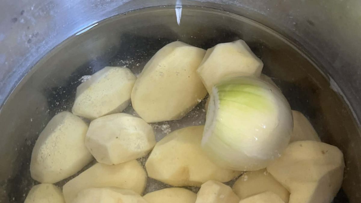 Dorzuć cebulę do ziemniaków