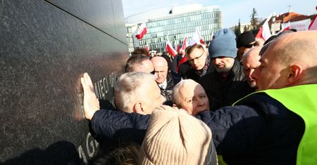 Awantura na miesięcznicy. Suski zabiera głos w ostrych słowach