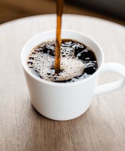 Kofeina nie tylko pobudza, ale też skutecznie zwalcza cellulit. W tych kosmetykach ją znajdziesz
