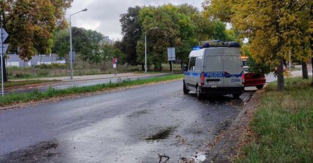 Kierowca BMW wpadł w poślizg i uderzył w latarnię. Twierdzi, że na jezdni była rozlana nieznana substancja