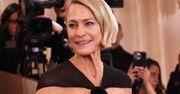 Robin Wright nagle odwróciła się tyłem. Spadł na nią deszcz fleszy