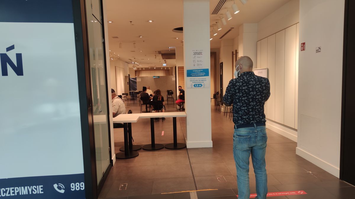 Mężczyzna czekający w kolejce do punktu szczepień