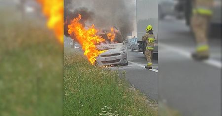 Kłęby dymu na drodze krajowej, samochód osobowo-dostawczy stanął w płomieniach
